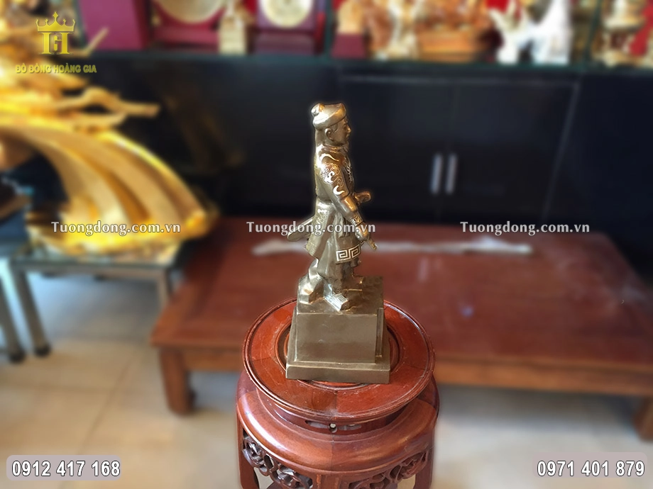 HÌnh ảnh nhìn nghiêng của bức tượng đồng